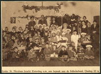502204 Groepsportret van de leerkrachten en kinderen van de Fröbelschool Ondiep 63 te Utrecht met Sinterklaas en Zwarte Piet.